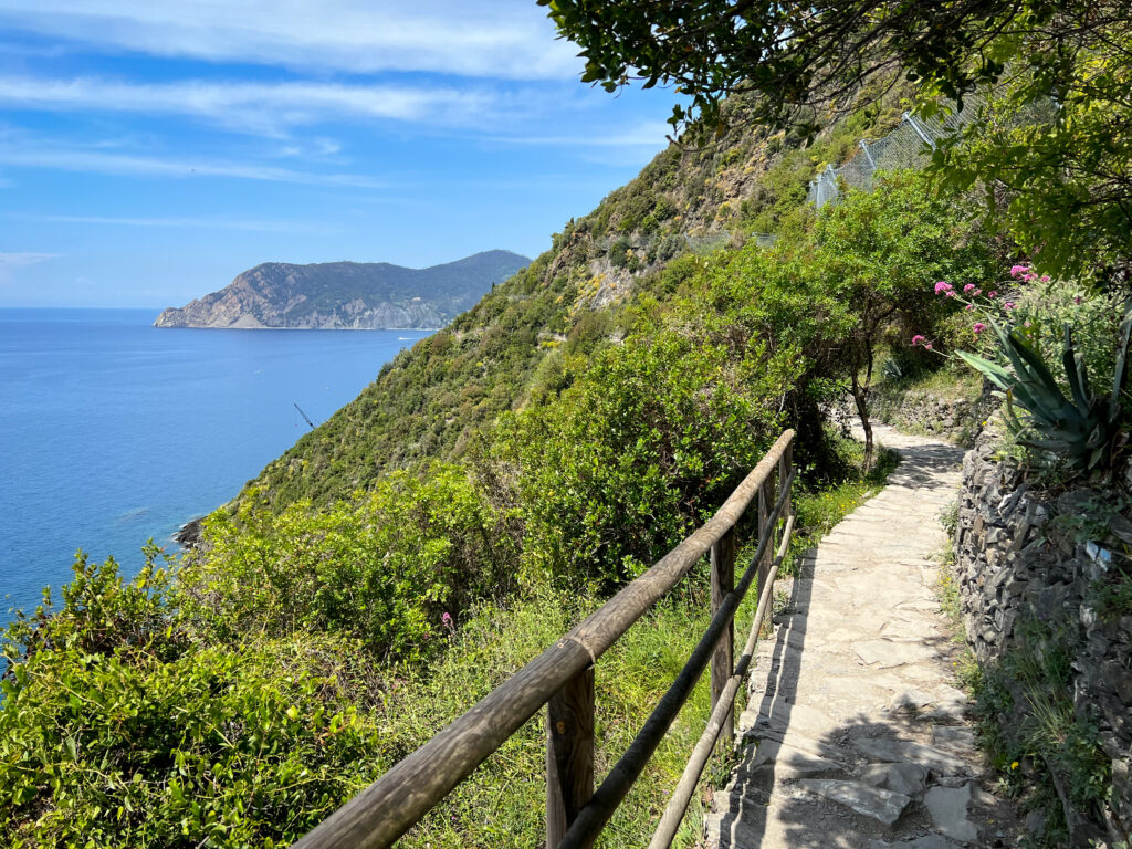 Can I hike between all cinque terre villages in one day?