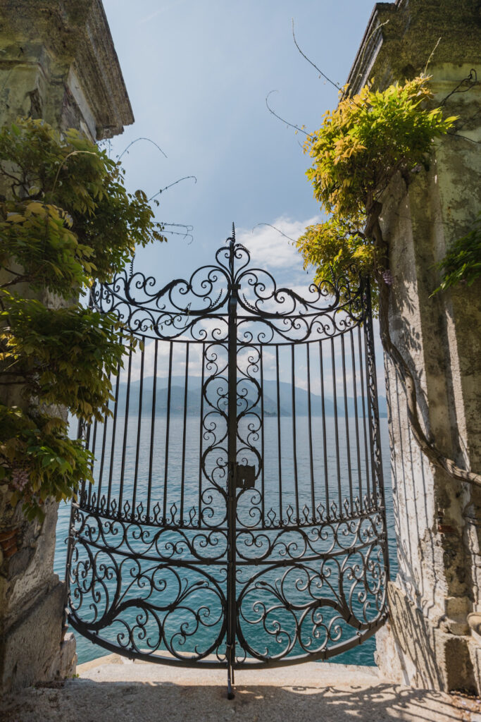 Must see villas in lake como - famous gates instagrammable photo spot